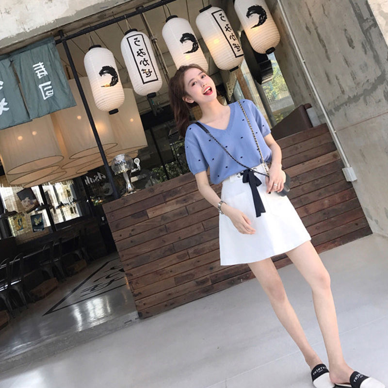 不够一米6的媳妇,出门从不穿牛仔裤,她穿小个子套装,显嫩显高