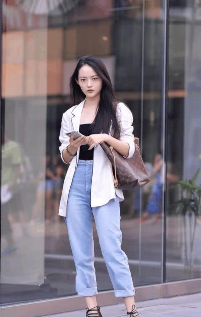  『美女』牛仔裤展现时尚活力的气息, 简约清爽又落落大方的感觉