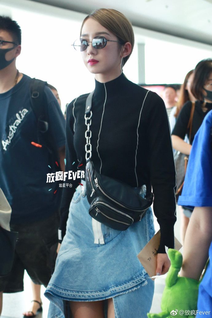 孟美岐现身机场，万元的高跟鞋上套塑料袋，网友：这么穿脚不热吗