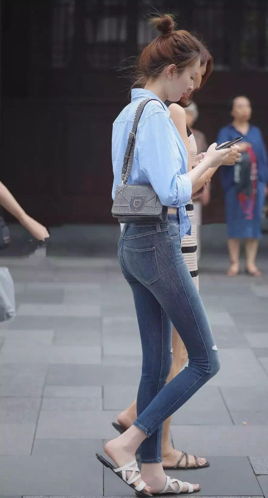 街拍：丸子头女生才是真正的魔鬼身材，还有谁！