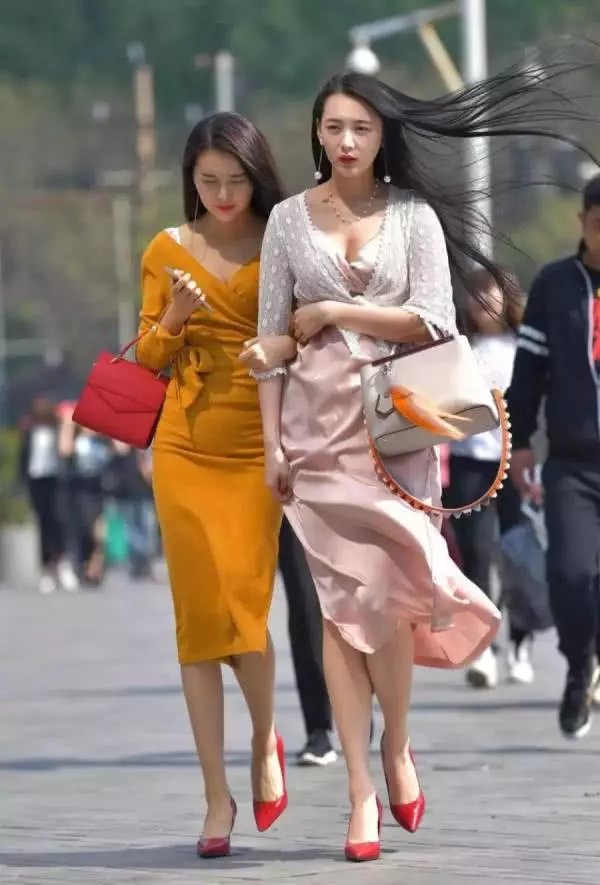 街拍 超短裙美女拥有纤细修长美腿,如果穿上黑丝是否一样迷人