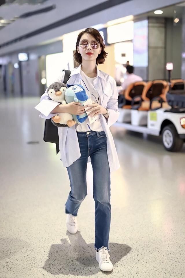 41岁陈数现身机场穿搭时尚，网友：怎么又瘦了？