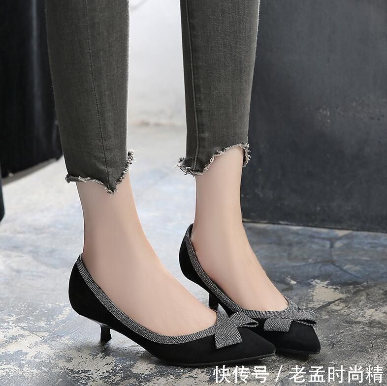 女人@时尚的尖头高跟鞋小巧玲珑,散发出女人性感迷人的气息