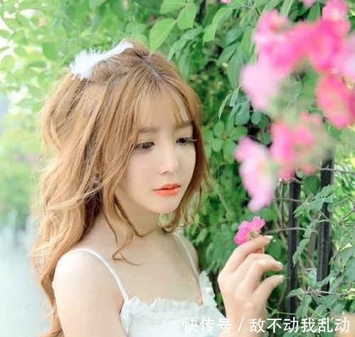  『少女』小清新黄发少女，花丛中唯美写真