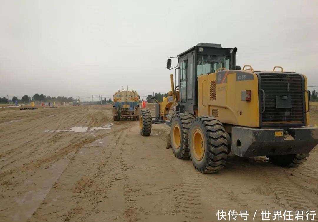  [发展]河南建设的一条高速公路，按双向四车道高速公路标准修建