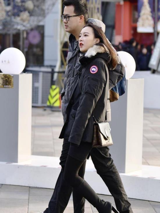 「红色」街拍:群芳难逐的美女,一件黑色上衣配红色短裙,时尚魅力好身材