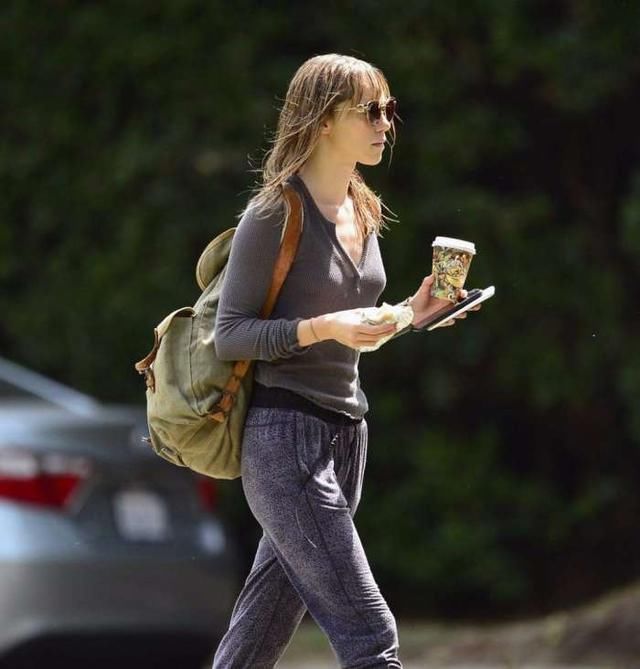 苏琪沃特豪斯现身新戏片场穿褐色上衣配白色短裤胸口打结秀小蛮腰