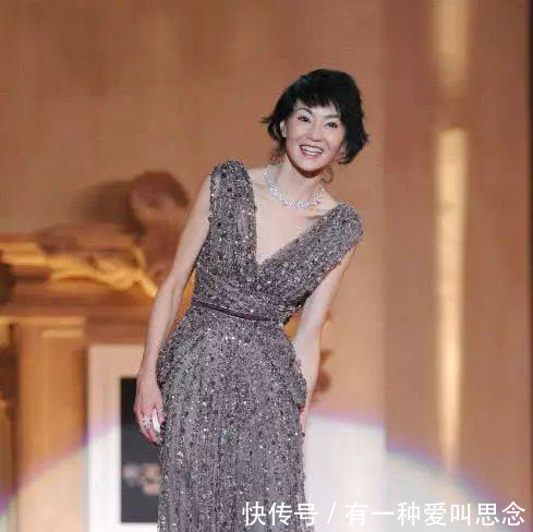 张曼玉穿长裙出席活动，网友多久没吃饭啊，都快瘦成木乃伊了！