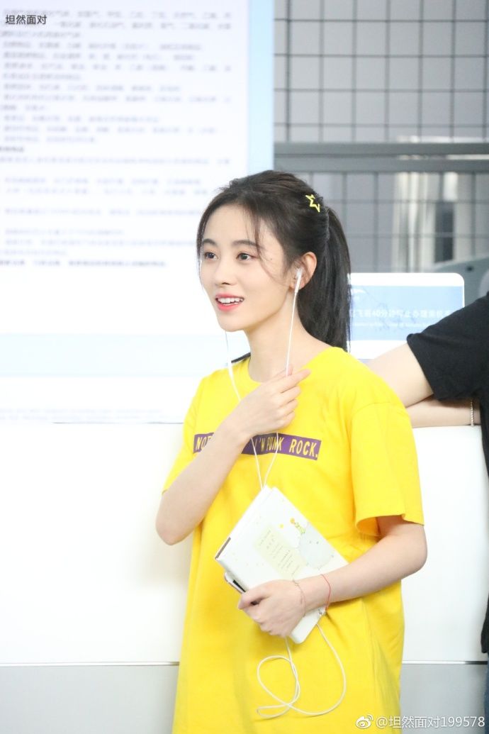 《芸汐传》鞠婧祎穿黄色T恤配短裤现身机场 不愧为四千年一遇美女