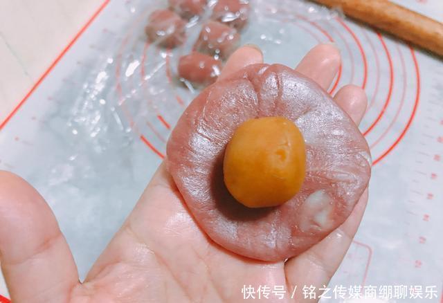  清明@清明时节教你做桃花酥，酥得掉渣一学就会，长辈特喜欢，全家爱吃