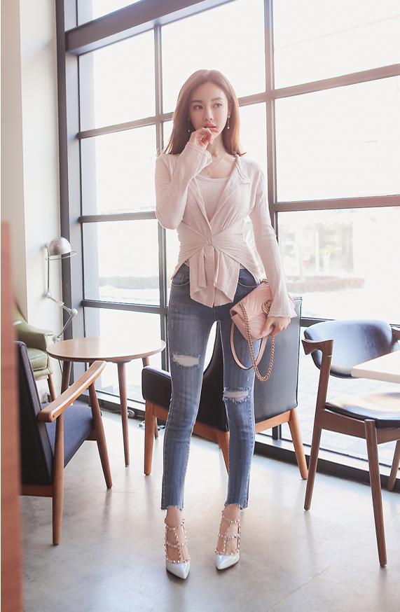 街拍：这位小姐姐光艳逼人，身材凸的好令人怦然心动 你觉得呢