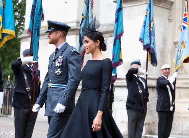 凯特王妃和梅根公爵夫人同框出席活动 一个浅蓝一个藏蓝都好美