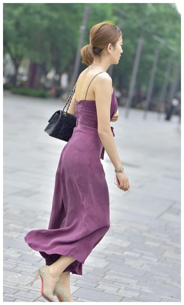 街拍：轻熟姐吊带连体衣裹出饱满臀线，不知道买了什么香奈儿产品