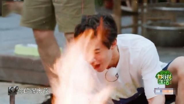 baby玩手机遭刘纯燕打脸?想吃爆米花却被抓包假吃,网友:演技棒