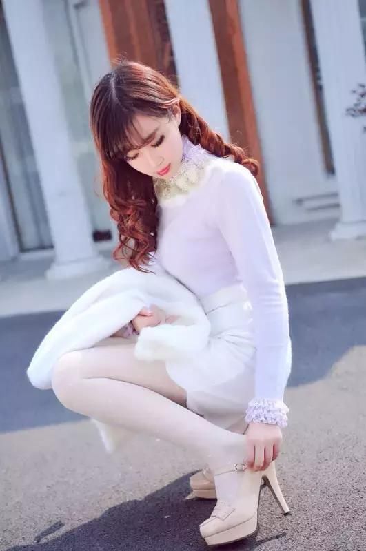 丝袜,一定要搭配高跟鞋吗?