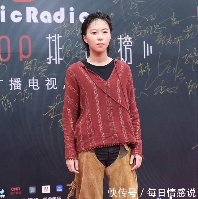 窦靖童将麻布衫穿到红毯上，真叫绝了，网友比王菲还个性