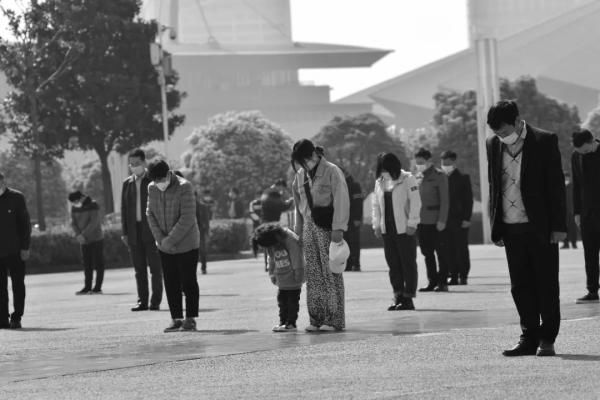  『广场』今日10时，郑州鸣防空警报，全市降半旗志哀