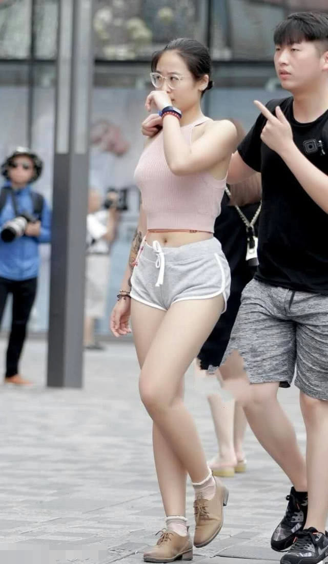 肉感小女神和男友逛街,热裤秀丰满的双腿和浑圆的臀线,男友好福