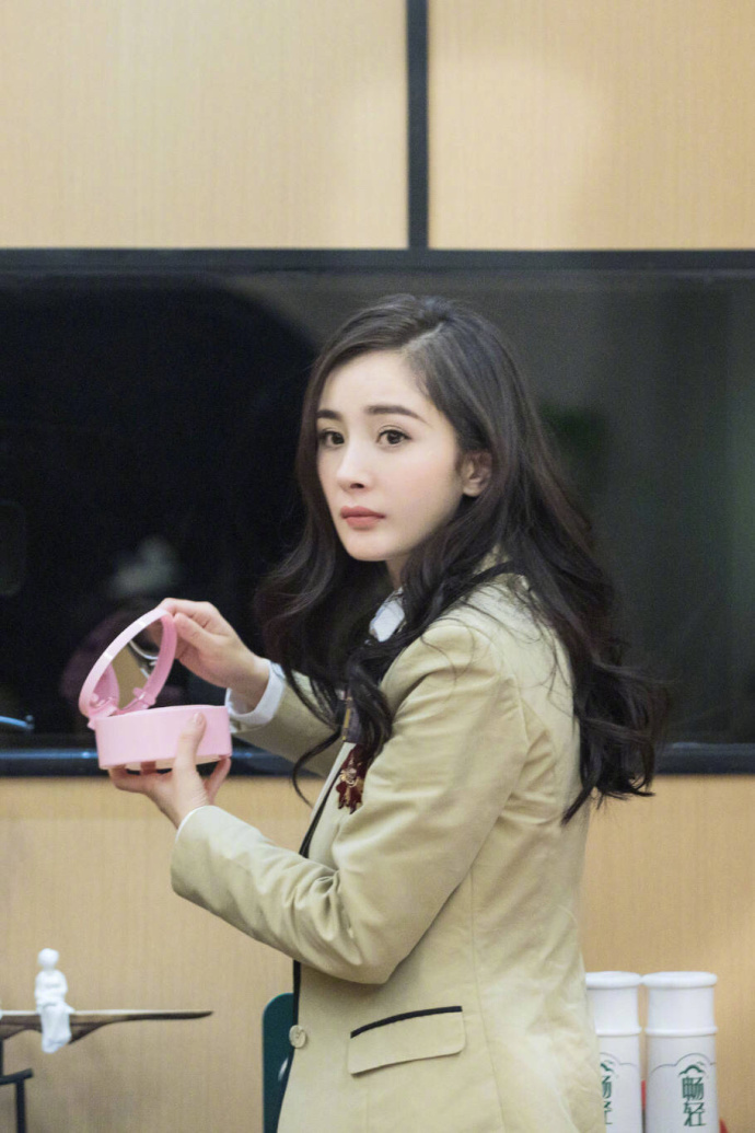 杨幂身穿制服装录节目,少女颜月牙笑,明明就是