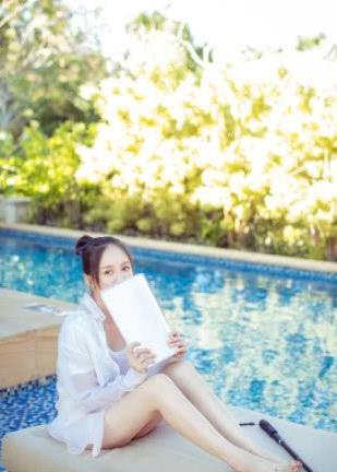 39岁陈乔恩真厉害！大妈印花连衣裙穿出飘逸感，网友：有颜任性