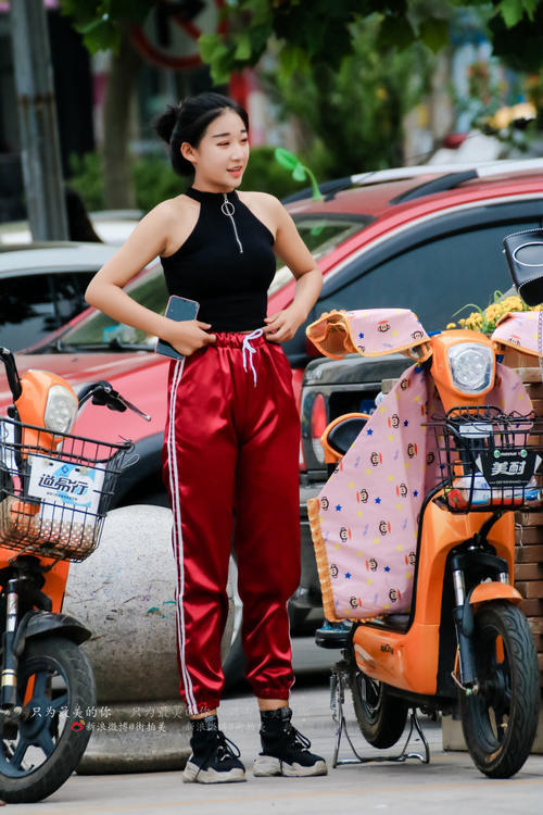 路人街拍：小姐姐红色抹胸搭配毛边热裤，玉腿修长，纹身性感