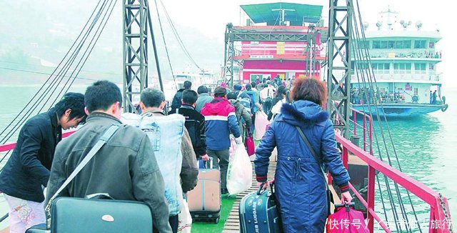 春运“一票难求”的3个城市，让人绝望的拥挤，乘客：我只想回家