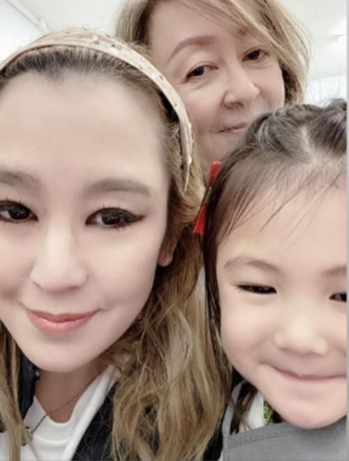 【提前】陈冠希提前为女儿庆祝3岁生日陈冠希爸妈姐姐齐聚拍温馨全家福