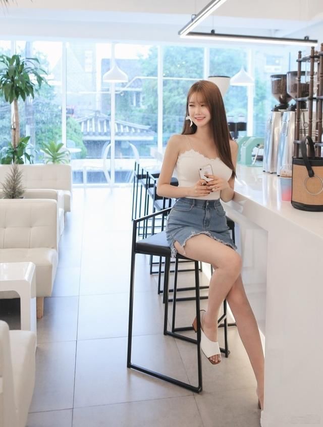 超爱笑的短裙美女，身材丰满，个子高挑！