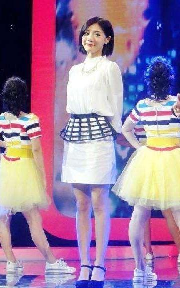 邓家佳真心机, 为了掩饰高跟鞋高度, 把裙子接上一截!