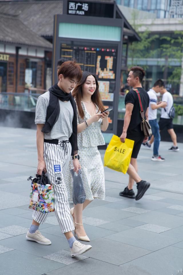 街拍，五款色彩丰富的时尚穿搭，让你尽显清新靓丽，你值得拥有!