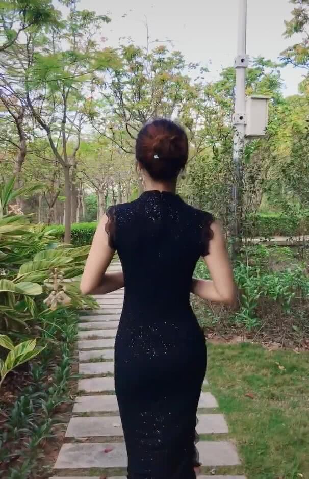  【旗袍风格】公园的旗袍美女，到底是逛街，还是秀身段?
