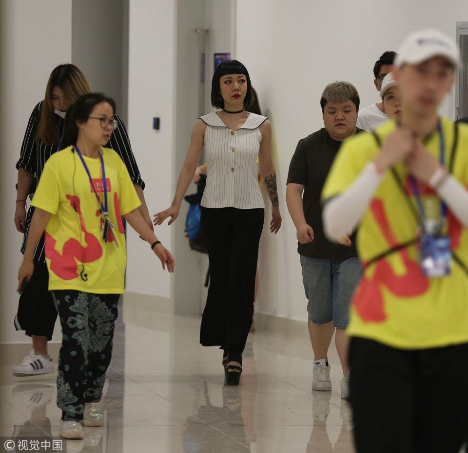 吴莫愁顶“埃及艳后”发型出场摆高冷扑克脸  获工作人员搭手护主