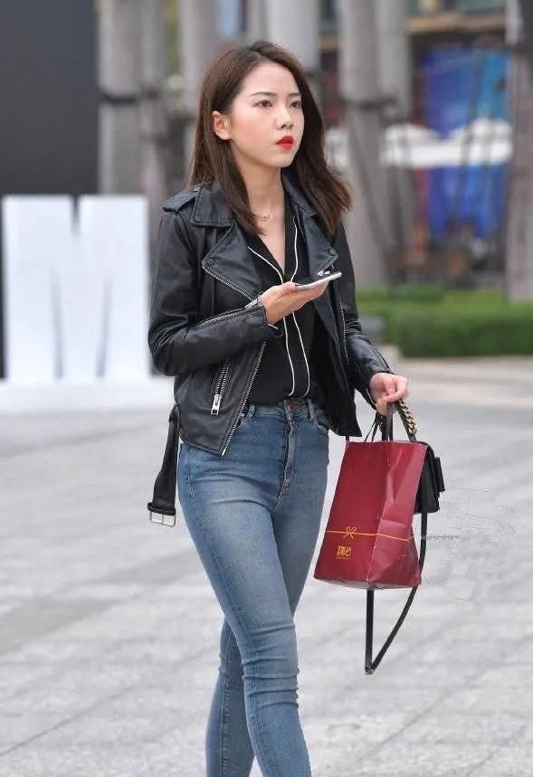  设计■牛仔裤经典的版型让你修身又有型，简单而大气，什么穿都好看