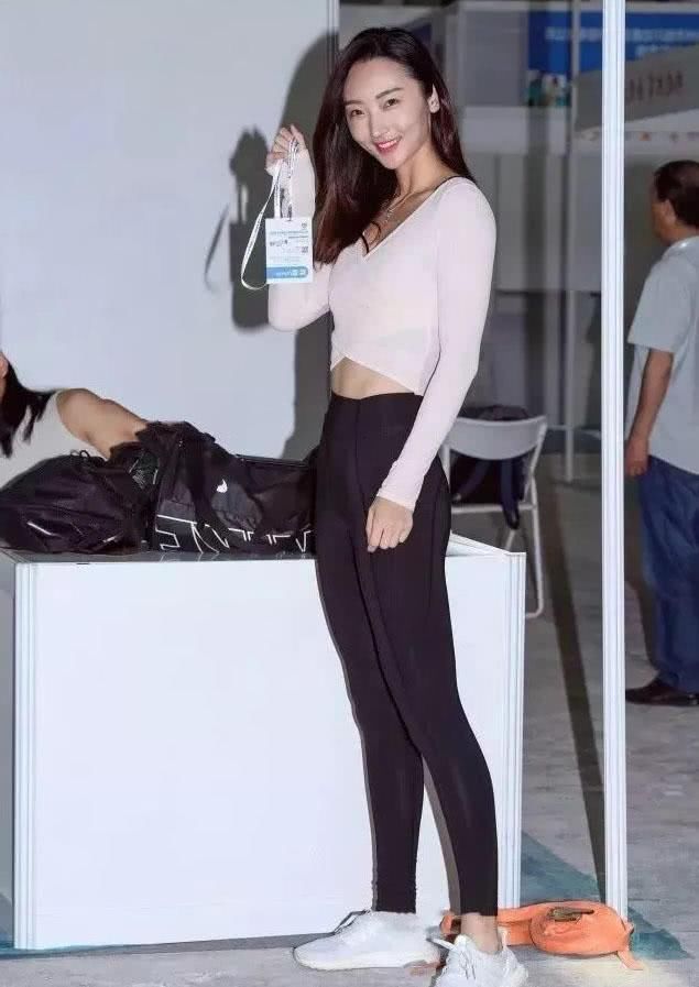 瑜伽教练大秀纤细小蛮腰，严肃的她拍照抢镜展现甜美一面