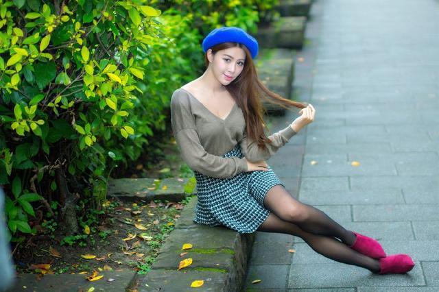 女孩学少妇穿黑丝袜，青涩与黑丝袜矛盾吗?