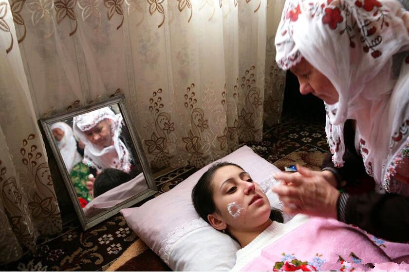 实拍:这里的女孩出嫁要化“僵尸”妆，画得越浓越漂亮