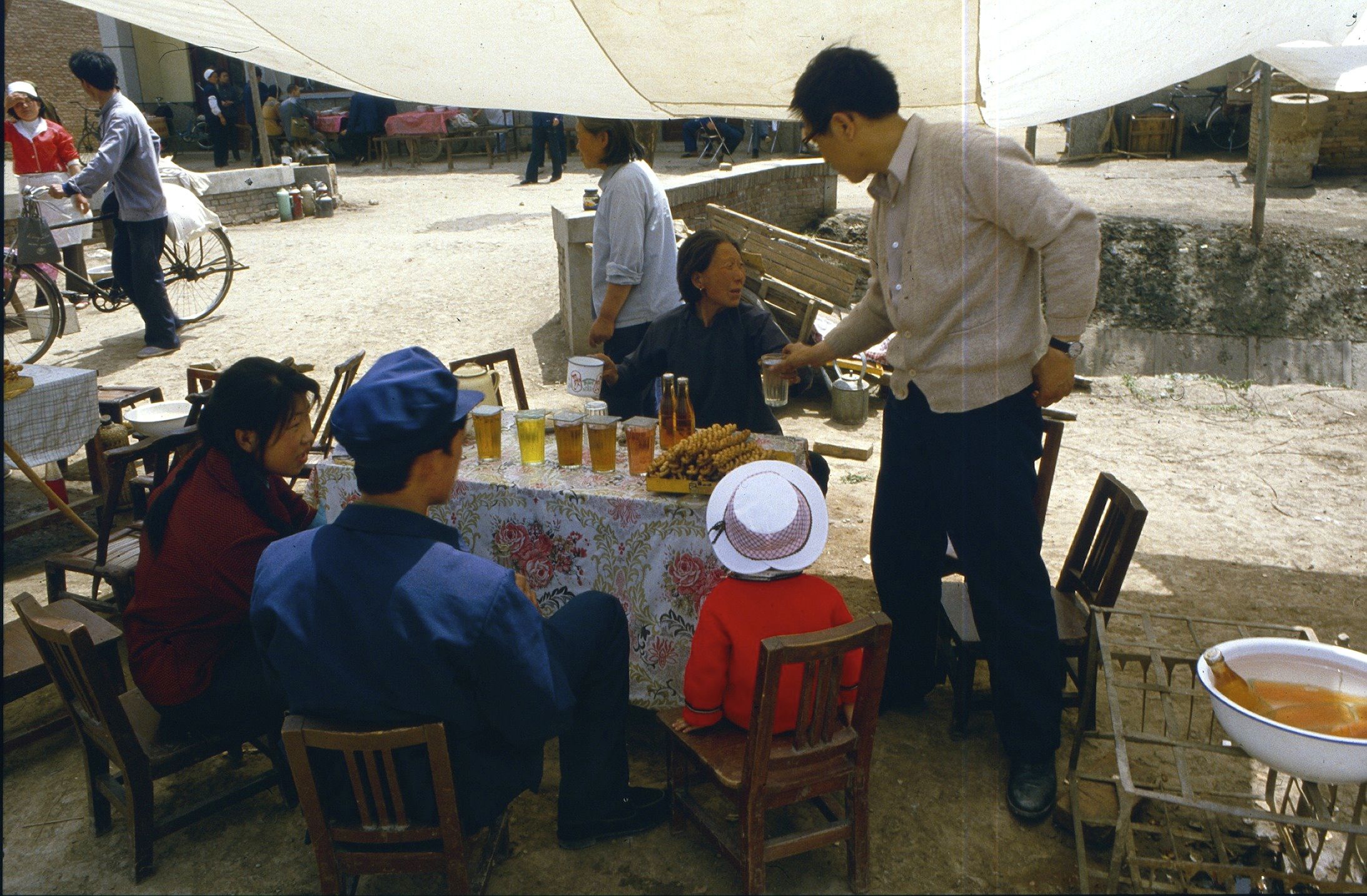 一组老照片，带你穿越到1980年的中国，真实的百姓日常!