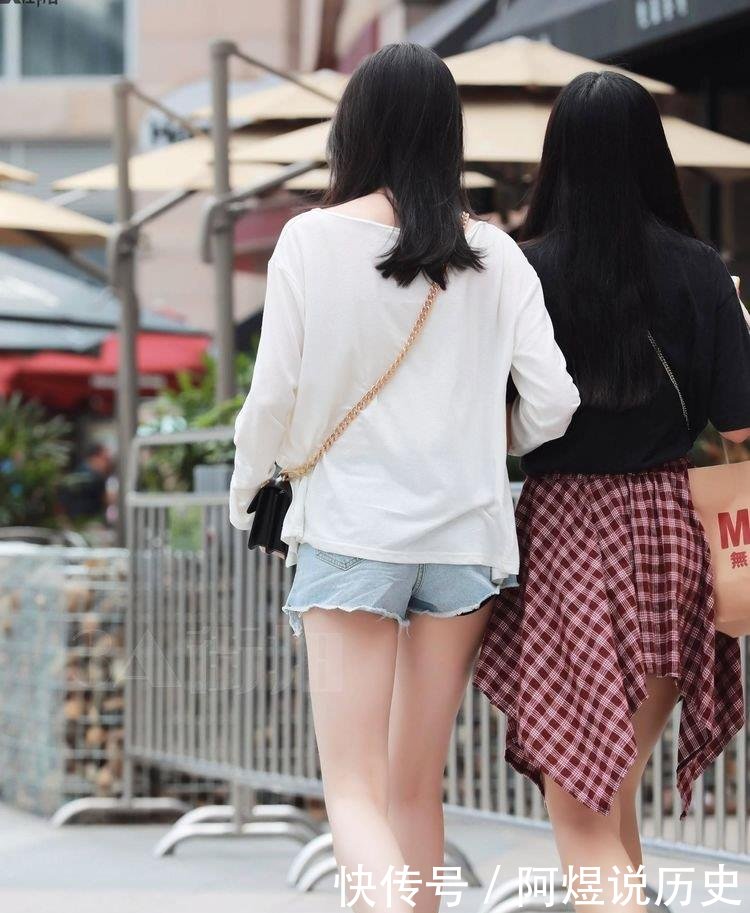 「有型」闺蜜穿上短裤,走路有型,纤细小蛮腰大长腿惹人羡慕