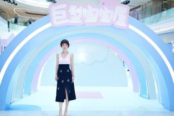 马伊琍也开始玩性感！小背心穿得好高级，一般人还真挂不住！