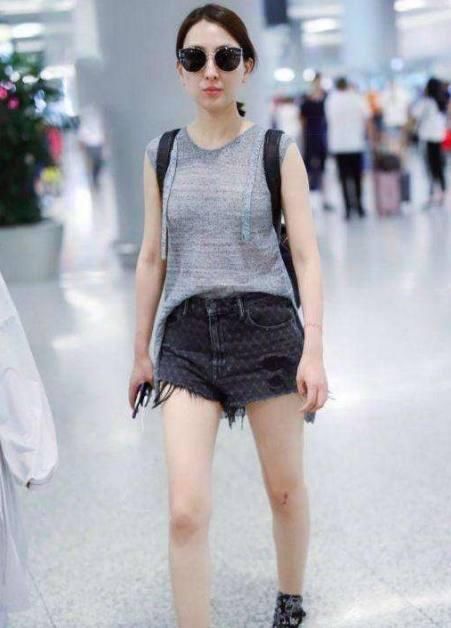 马苏着超短裤一身清凉装伴,网友直呼你的大腿根都快露出来了