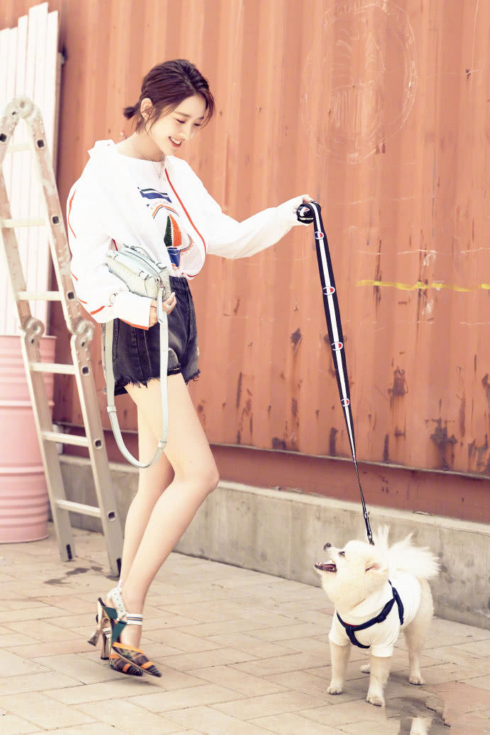 唐艺昕身穿短裤大秀美腿，看到她的鞋子，网友:巴掌小脚?