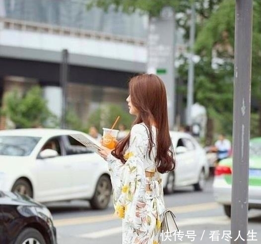 凹凸■灰色紧身T搭配白色裤子，小姐姐的身材凹凸有致，街拍：大墨镜