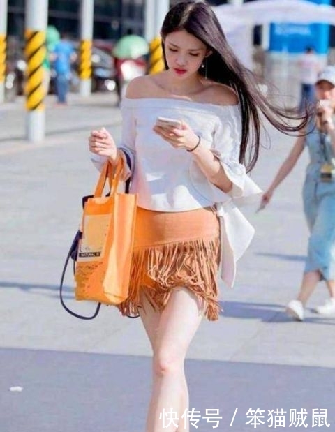  [长发]街拍：长发飘飘的小姐姐，一件白色一字肩配橙色短裙，唯美好身材