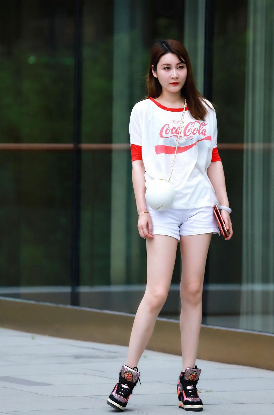 街拍:小姐姐靓丽打扮突显紧致的身姿曲线，流露出浓浓的女人味!