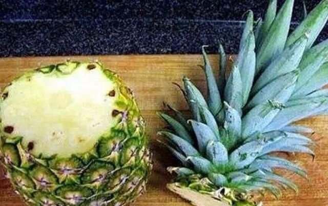 【顶端】吃完菠萝叶子不要扔,找个花盆栽进去,很快就能结出大菠萝