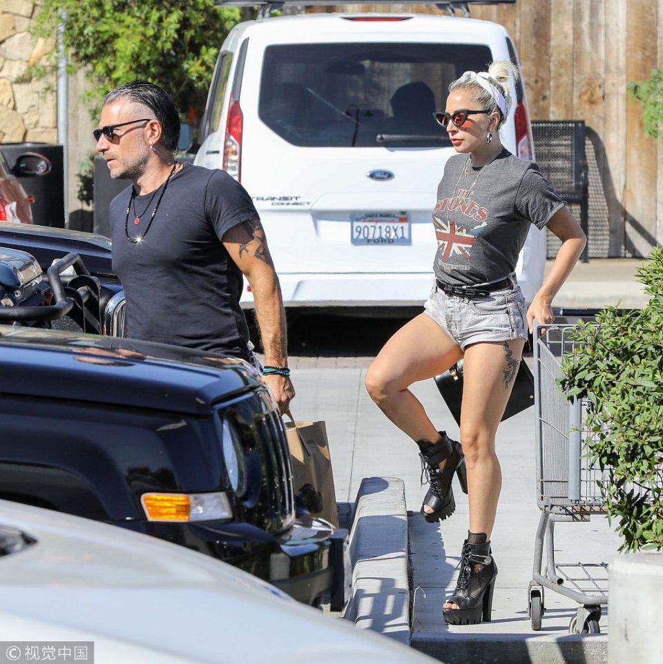 Lady Gaga和男友街头购物满载而归 二人牵牵小手撒狗粮低调又恩爱