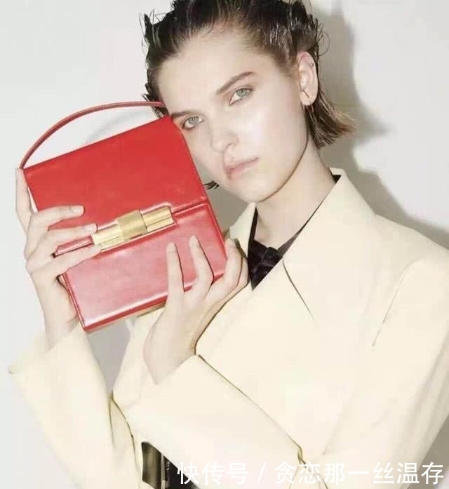  『老气』上了50岁的女人，少穿黑白灰太老气，这3种配色彰显好品味！