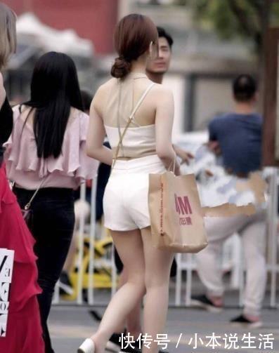 『摄影』时尚摄影,不细看,还以为辣妈穿的是抹胸装呢