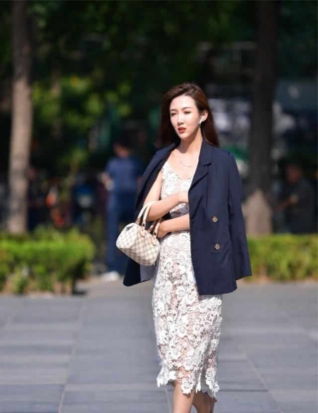  『小姐姐』路人街拍，美女蕾丝裙搭配帅气的休闲西装，特别的潮流