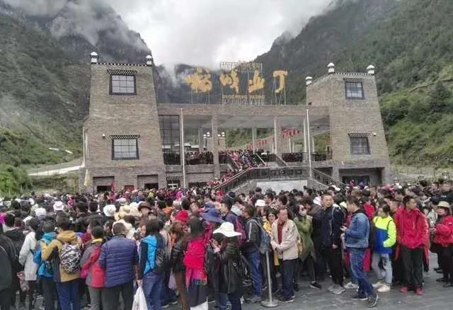 318川藏线住宿情况：高分酒店3500元/晚，为何停水断电却很正常？